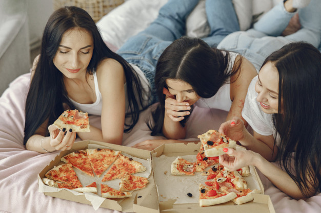 GIRLS EAT PIZZA