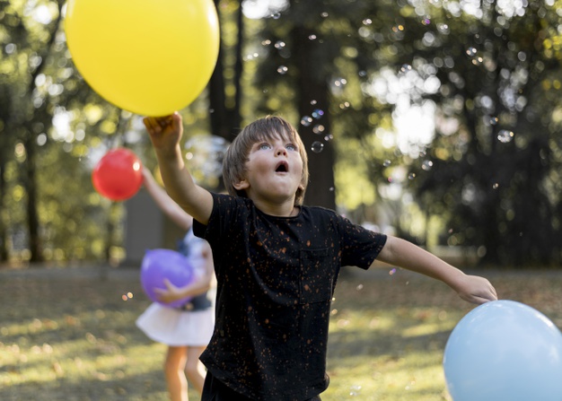 KIDS WITH BALLOONS