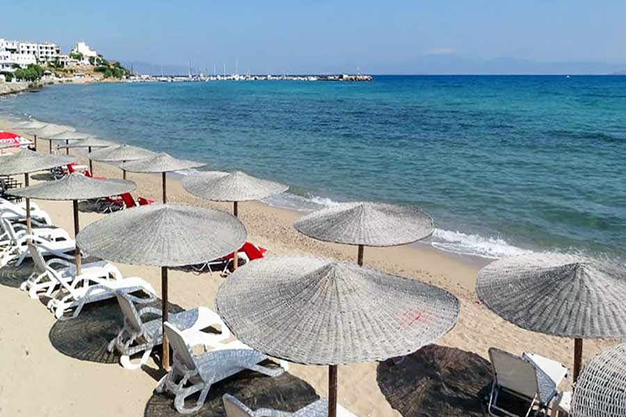 BEACH WITH UMBRELLAS