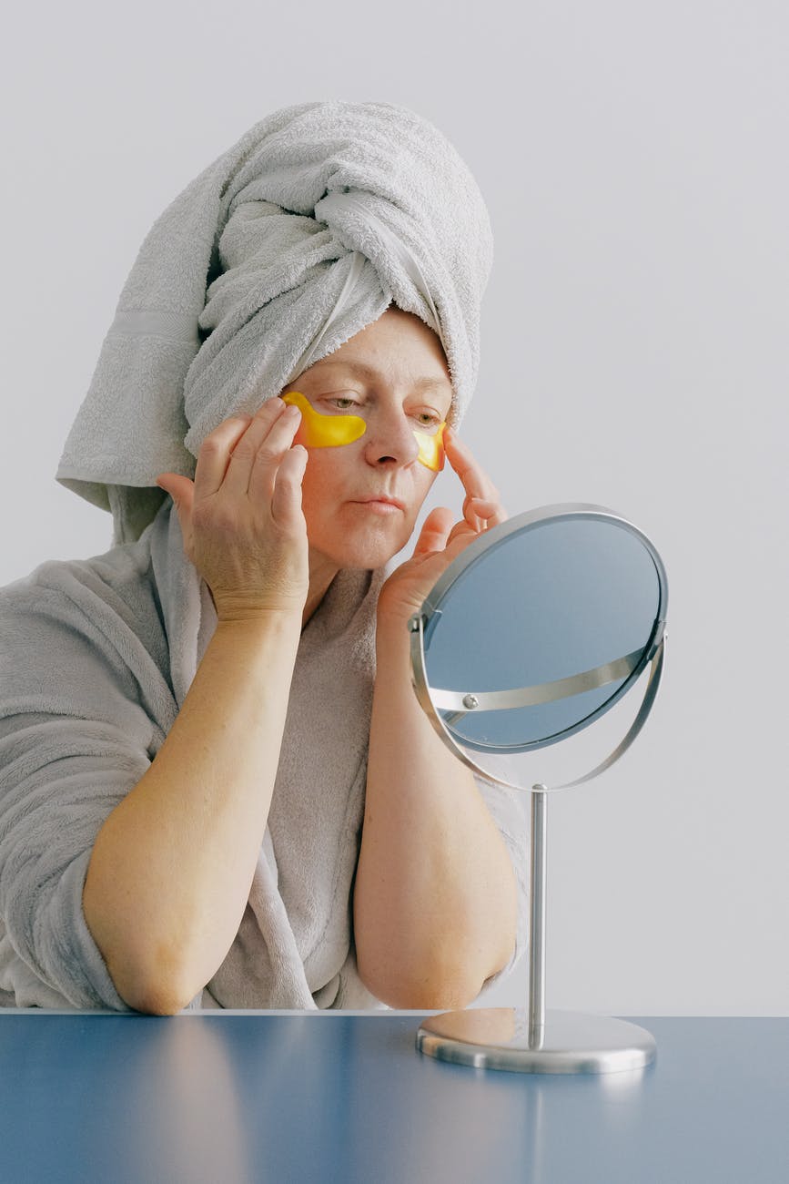 WOMAN MIRROR