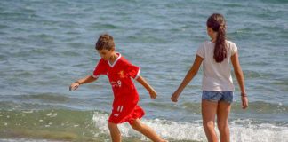 CHILDREN AT THE SEA