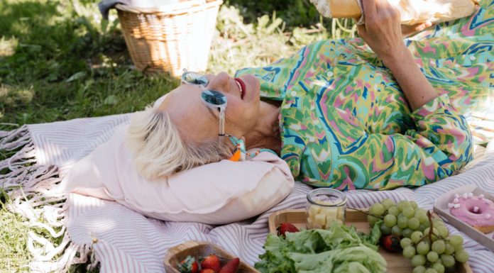 Η κρίση της μέσης ηλικίας και η νέα αρχή WOMAN LYING ON THE GRASS