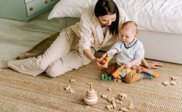Πως να βοηθήσετε το μωρό σας να μιλήσει BABY AND MOTHER