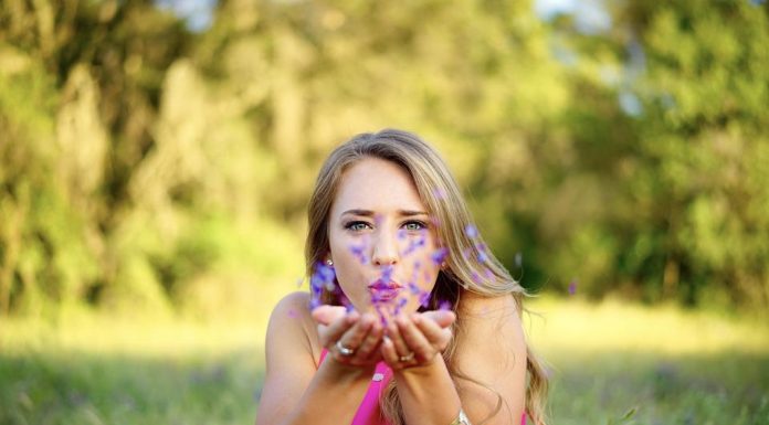 Ο ενθουσιασμός σε κρατά στη ζωή! WOMAN WITH PINK DRESS