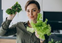 Ξύπνα τον μεταβολισμό σου με αυτές τις τροφές WOMAN WITH VEGETABLES