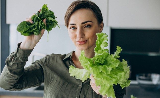 Ξύπνα τον μεταβολισμό σου με αυτές τις τροφές WOMAN WITH VEGETABLES