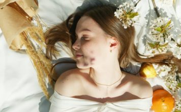 Η αποτοξίνωση και τα οφέλη της στην υγεία μας WOMAN LAYING AND SMILING