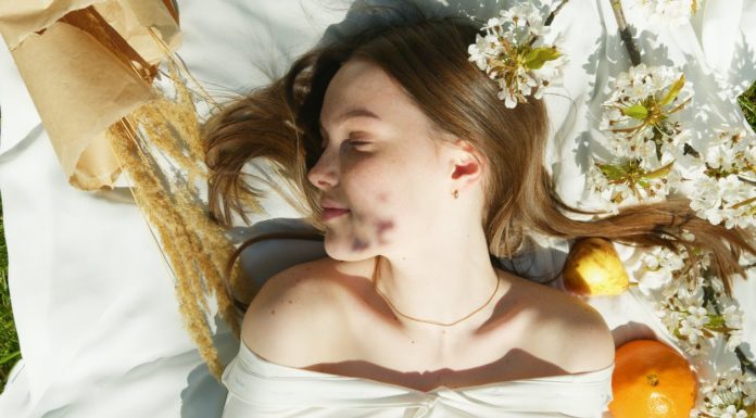 Η αποτοξίνωση και τα οφέλη της στην υγεία μας WOMAN LAYING AND SMILING