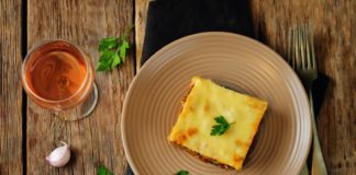 Μουσακάς light με λαχανικά, ελαφριά μπεσαμέλ, και γεύση όνειρο FOOD IN BROWN PLATE