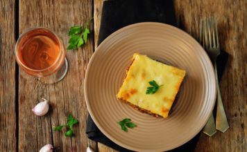 Μουσακάς light με λαχανικά, ελαφριά μπεσαμέλ, και γεύση όνειρο FOOD IN BROWN PLATE