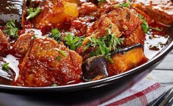 Λαχταριστό κοκκινιστό μοσχαράκι με μελιτζάνες FOOD IN BLACK PLATE