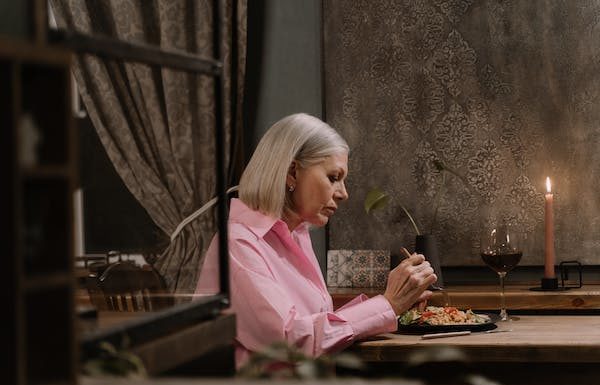 Οι τροφές που θα σε βοηθήσουν να κοιμηθείς WOMAN EATING DINNER