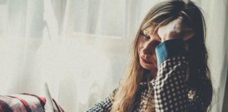 Μήπως υποφέρεις από χρόνιο στρες και άγχος; GIRL THINKING