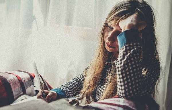 Μήπως υποφέρεις από χρόνιο στρες και άγχος; GIRL THINKING